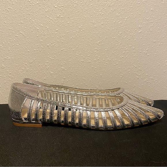 Jessica Simpson Crinah silver flats size 8.5 - Picture 3 of 6